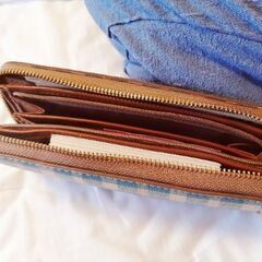 定価3,190円❤️最終価格💖名古屋市千種のみ🤗💕ブランド財布🔯BEVERLY HILLS POLO CLUB🌟珍しいくまちゃん柄です🌟くまちゃん柄とチェックの青色が、とっても可愛いですよね(*^^*)美品ですが、多少のスレ等はあり、状態ランクは星5段階中4（新品ではないが、美品と言える）の画像