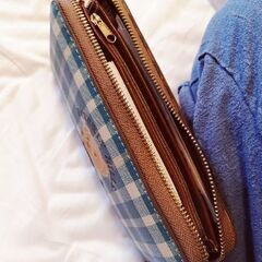 定価3,190円❤️最終価格💖名古屋市千種のみ🤗💕ブランド財布🔯BEVERLY HILLS POLO CLUB🌟珍しいくまちゃん柄です🌟くまちゃん柄とチェックの青色が、とっても可愛いですよね(*^^*)美品ですが、多少のスレ等はあり、状態ランクは星5段階中4（新品ではないが、美品と言える）の画像