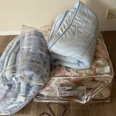 残り布団カーテンガラクタのみの画像