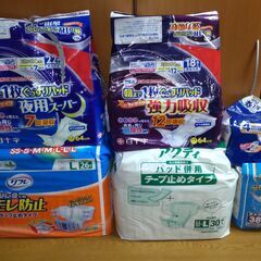 大人用紙おむつ２種とパッド４種