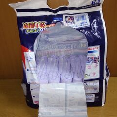 大人用紙おむつ２種とパッド４種の画像