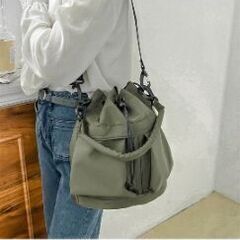 カーキのショルダーバッグの画像