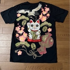 和柄招き猫刺繍入りTシャツの画像