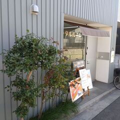 座ってタップ、座ってストレッチ