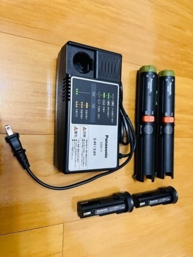 パナソニック電動ドライバー2ピース、充電器付き。