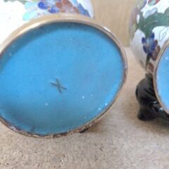 花びん一対　台座付き　2個箱入り　実家整理品　未使用　刻印有り　金属製品　七宝焼か？経年保管の画像