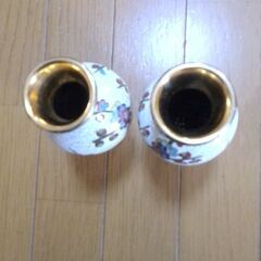 花びん一対　台座付き　2個箱入り　実家整理品　未使用　刻印有り　金属製品　七宝焼か？経年保管の画像