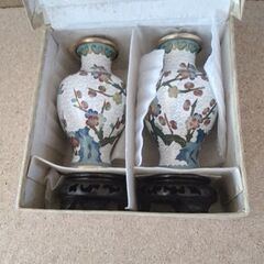 花びん一対　台座付き　2個箱入り　実家整理品　未使用　刻印有り　金属製品　七宝焼か？経年保管の画像