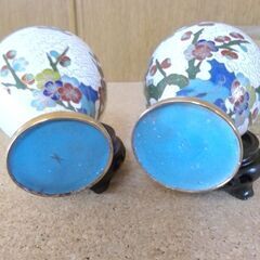 花びん一対　台座付き　2個箱入り　実家整理品　未使用　刻印有り　金属製品　七宝焼か？経年保管の画像