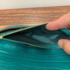 K2406-598 ハルメク   牛皮差し込み式 コンパクト長財布 クロコ型押し エメラルドグリーンの画像