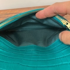 K2406-598 ハルメク   牛皮差し込み式 コンパクト長財布 クロコ型押し エメラルドグリーンの画像