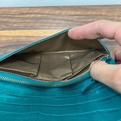 K2406-598 ハルメク   牛皮差し込み式 コンパクト長財布 クロコ型押し エメラルドグリーンの画像
