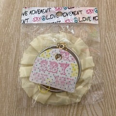 【新品・未使用】ロゼットストラップ　イエローの画像