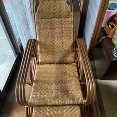 籐の椅子　リクライニングチェアの画像