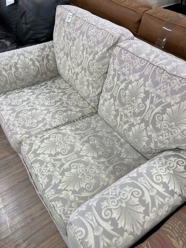 LANE FURNITURE｜アンティーク調刺繍装飾2人掛けソファーのご紹介です