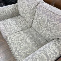 LANE FURNITURE｜アンティーク調刺繍装飾2人掛けソフ...