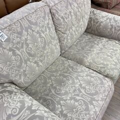 LANE FURNITURE｜アンティーク調刺繍装飾2人掛けソファーのご紹介ですの画像