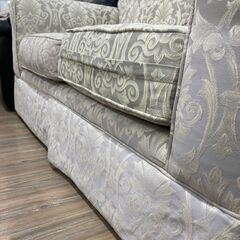 LANE FURNITURE｜アンティーク調刺繍装飾2人掛けソファーのご紹介ですの画像