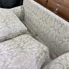 LANE FURNITURE｜アンティーク調刺繍装飾2人掛けソファーのご紹介ですの画像