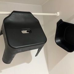 【無料】tower（山崎実業）引っ掛け風呂イス&引っ掛け湯おけ 【2点セット】の画像