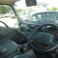 H26　トヨエース２ｔパネルバン　3人乗り　オートマ　室内灯２ケ　非常ブザー　AM/FMﾁｭｰﾅｰ　アイドリングストップ　ＡＢＳ　エアバック　キーレス　車幅灯　ラッシングレール2段　LOWルーフ　バックカメラ　　16897の画像