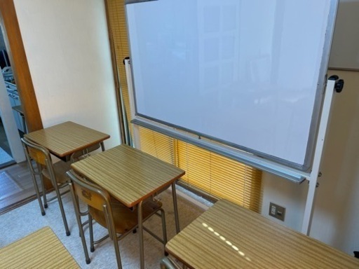 ホワイトボードと机椅子のセット。机椅子は3つセットです。