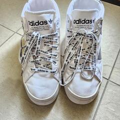 adidas スニーカーの画像