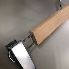 お値下げ！【　しっかりした木製ハンガー　TOPS用20本・ボトム用5本まとめて　】の画像