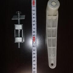 ドラム式洗濯機の固定用ネジと締めるやつ