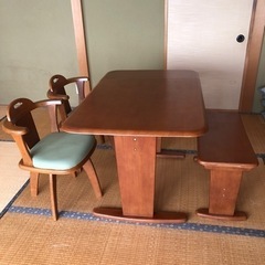 ダイニングテーブルセット値下げ　回転椅子　ベンチ　テーブルは大き...