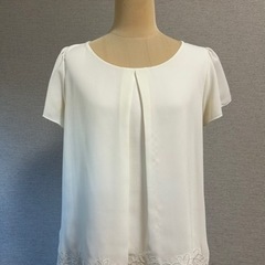 裾のレースが可愛い半袖ブラウス