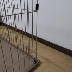ゲージと犬用トイレ3個の画像