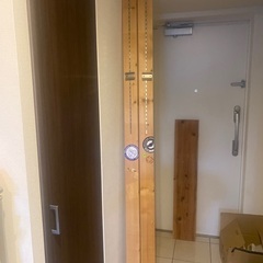 DIY棚用の2×4 2本と棚板2枚とラブリコ