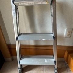 （お引き取り決まりました）アルミ脚立⭐️3段の画像