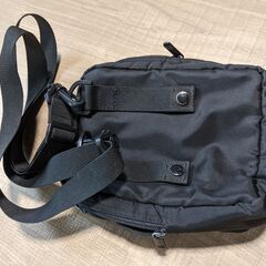値下げ‼【目立った傷や汚れなし】ブランド　クロコダイル　ロゴ付　ショルダーバック　ウエストバック　ポケット多数の画像
