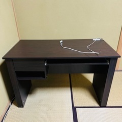 【退去前断捨離】PCデスク 木製テーブル 作業机 コンセント2口付き