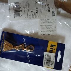 アシックスのTシャツとシャトルキーリングの画像