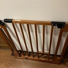 突っ張り式木製ベビーゲート　猫通り穴付きの画像