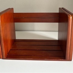 伸ばすことができる木製本立て