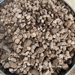 家庭菜園で使用した土と鉢底石　ガーデニングの画像