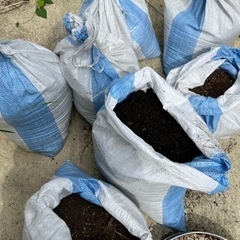 家庭菜園で使用した土と鉢底石　ガーデニングの画像