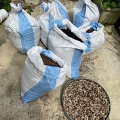 家庭菜園で使用した土と鉢底石　ガーデニングの画像