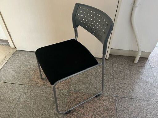 6/24終了します　中古　スタッキングチェアー　一台１０００円