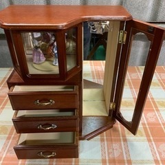 オルゴール 人形入り箪笥型ジュエリーボックスの画像