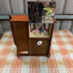 オルゴール 人形入り箪笥型ジュエリーボックスの画像