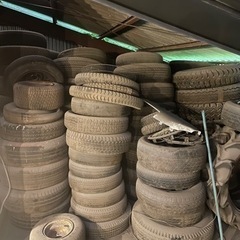 タイヤ　大型のタイヤ　普通車のタイヤ