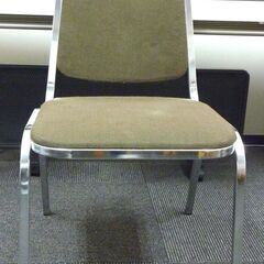 ★ステンレス製の椅子です。重厚感があります。座面は布張りです。【...