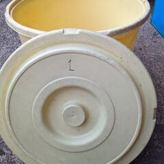 ポリ樽(蓋あり) 1の画像