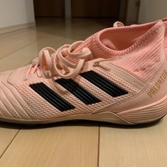 ピンク  アディダスプレデター18.3TF  の画像