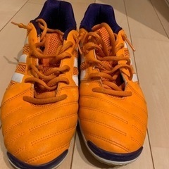 オレンジ アディダスフットサルシューズ 